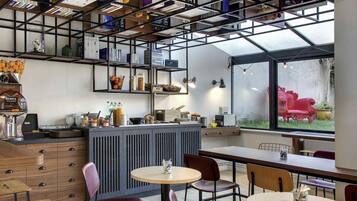 Se ofrece un desayuno bufé los fines de semana (13 EUR por persona)