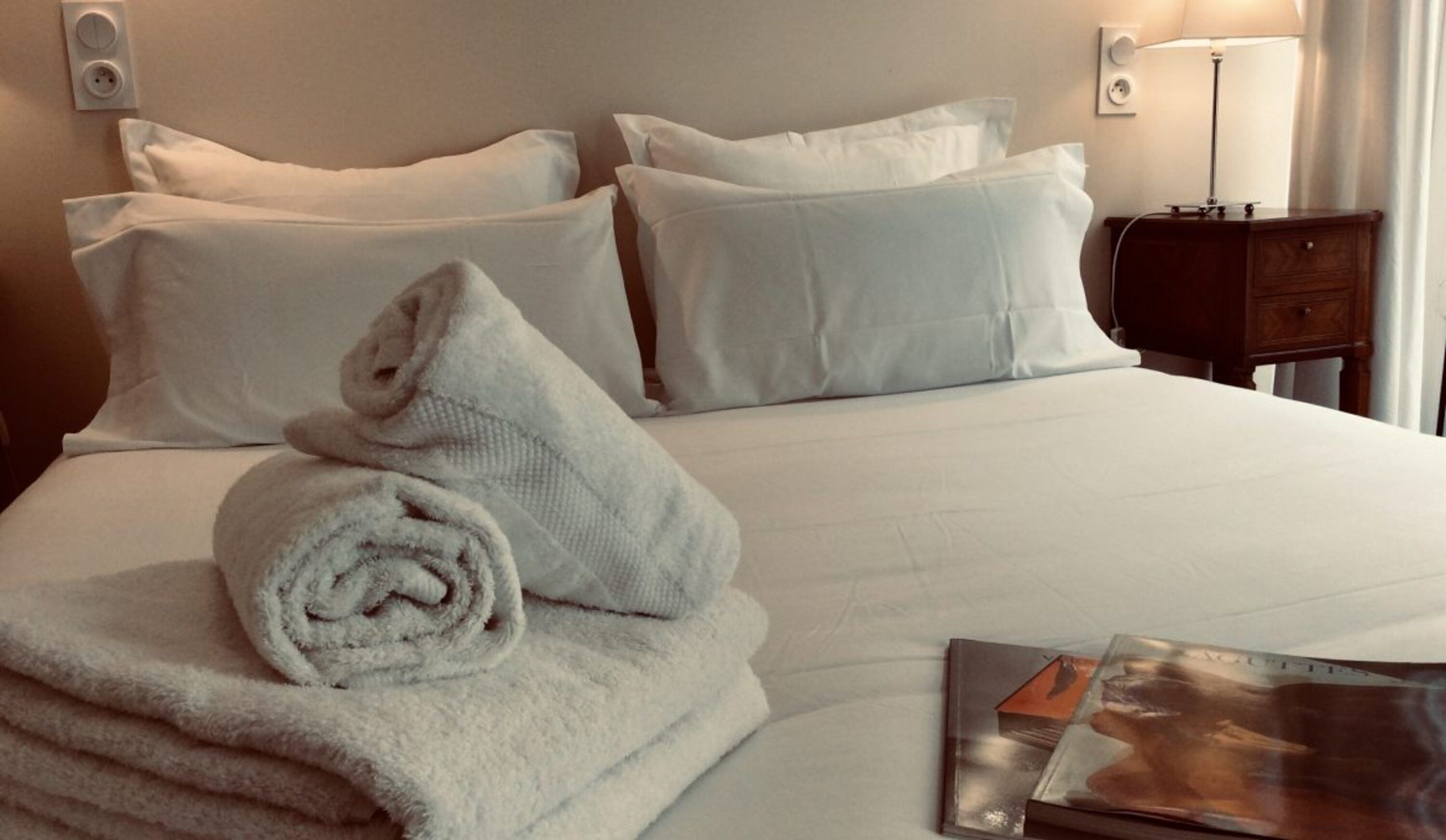 Hochwertige Bettwaren, Zimmersafe, Schreibtisch, Bügeleisen/Bügelbrett