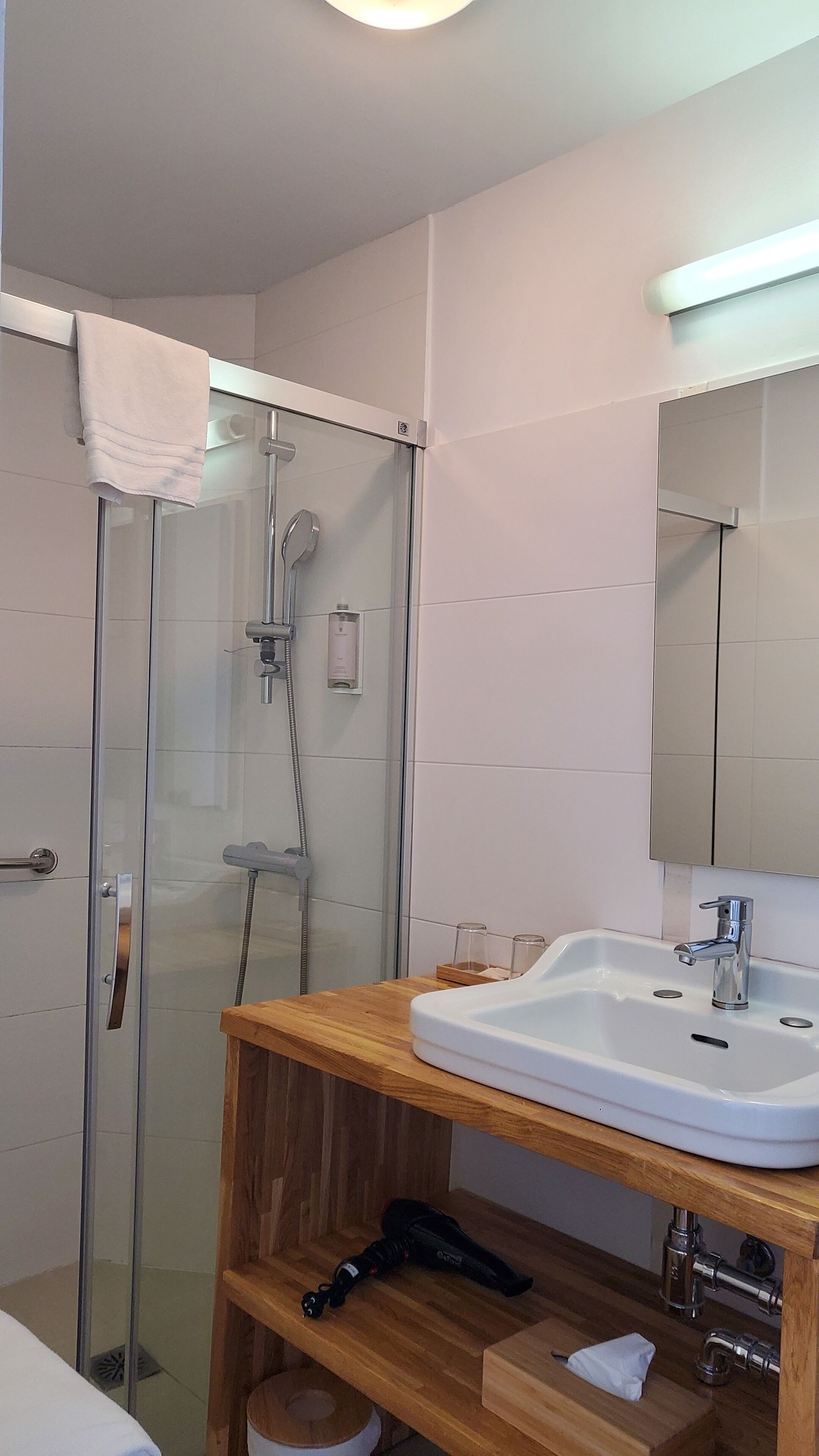 triple room | premium bedding, in-room safe, desk, iron/ironing board