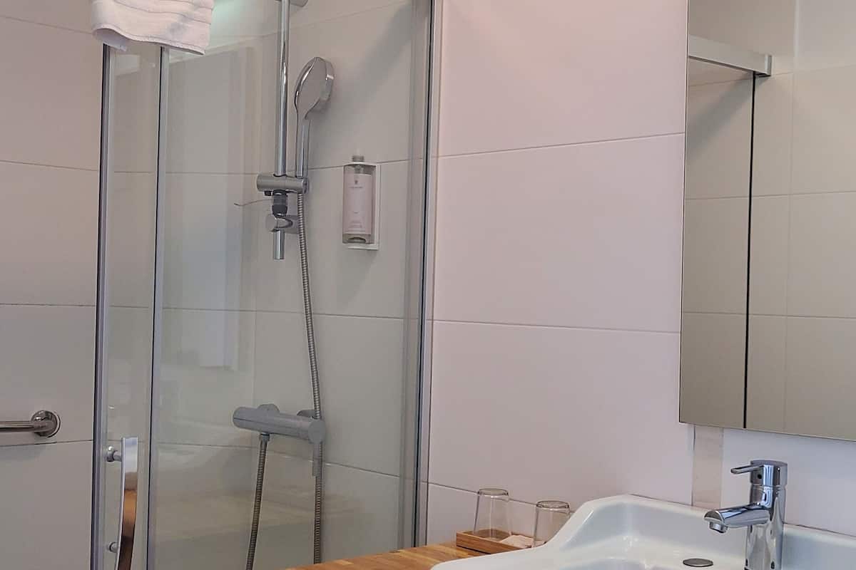 triple room | premium bedding, in-room safe, desk, iron/ironing board