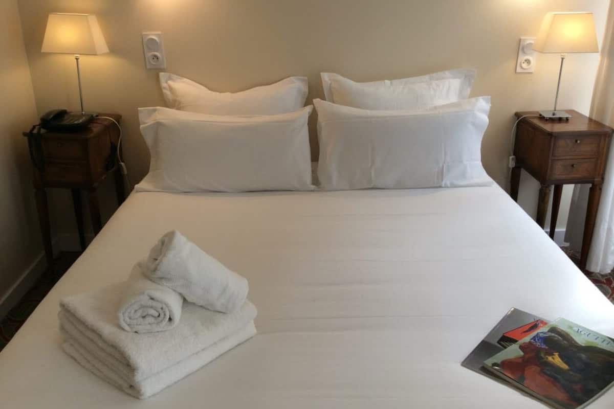 standard double room | premium bedding, in-room safe, desk, iron/ironing board