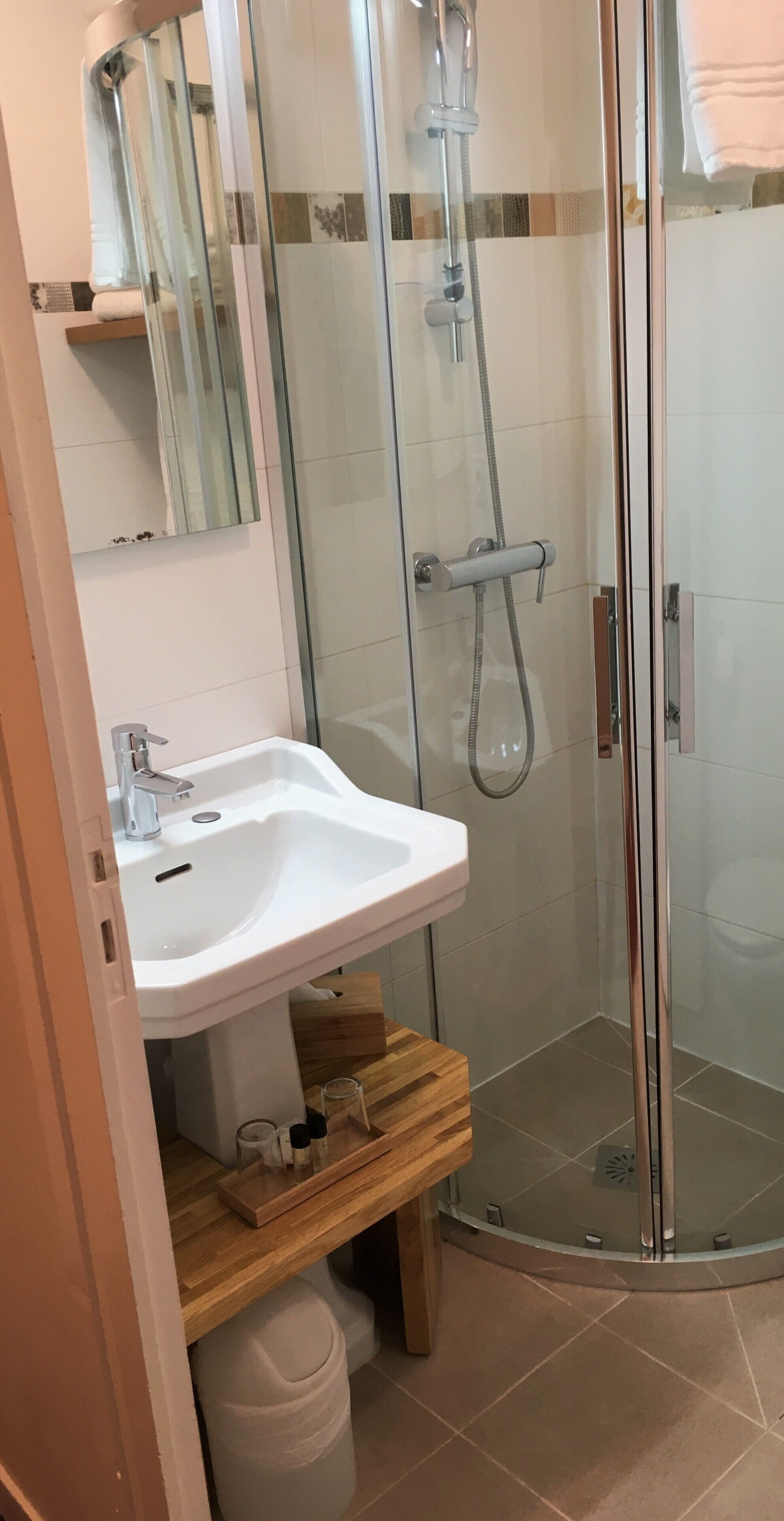 single room | bathroom shower