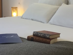 Habitación Premium | Ropa de cama de alta calidad, caja fuerte, escritorio