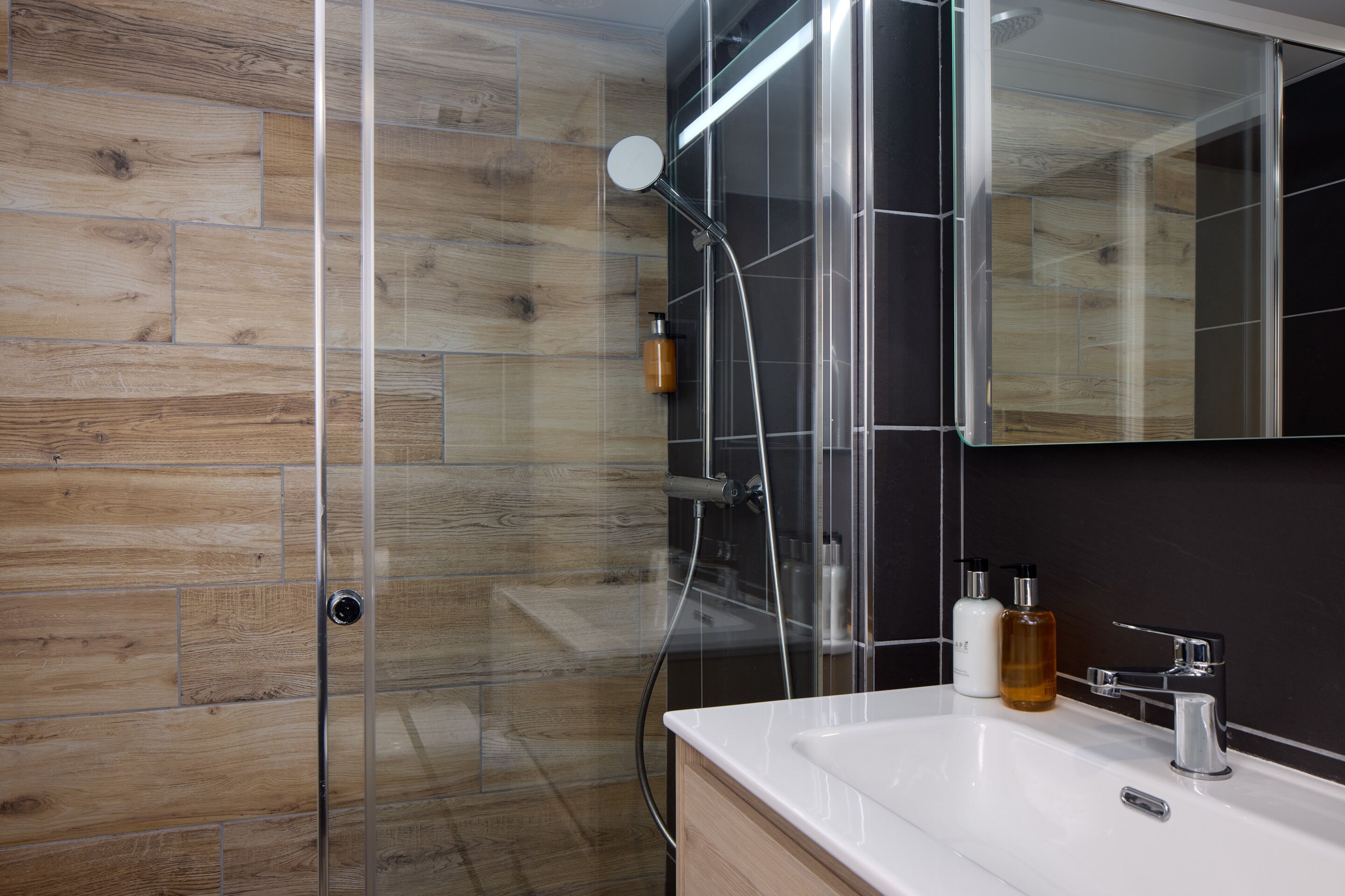 Singola Comfort, balcone | Bagno | Set di cortesia gratuito, asciugacapelli, asciugamani