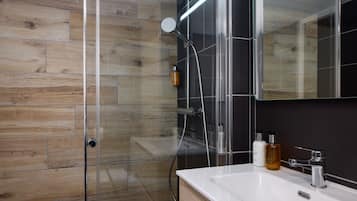 Singola Comfort, balcone | Bagno | Set di cortesia gratuito, asciugacapelli, asciugamani