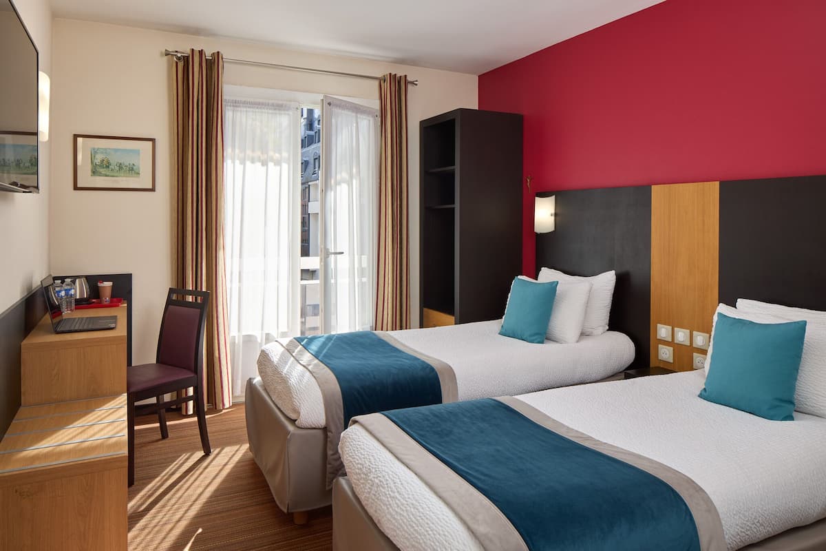 2 bedrooms, premium bedding, in-room safe, desk