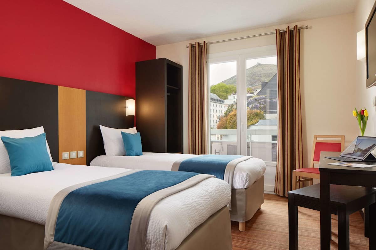 2 bedrooms, premium bedding, in-room safe, desk