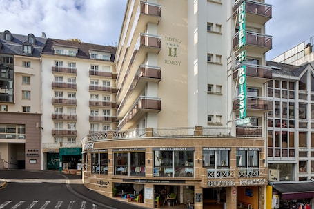 Front of property. Hotel Roissy Lourdes