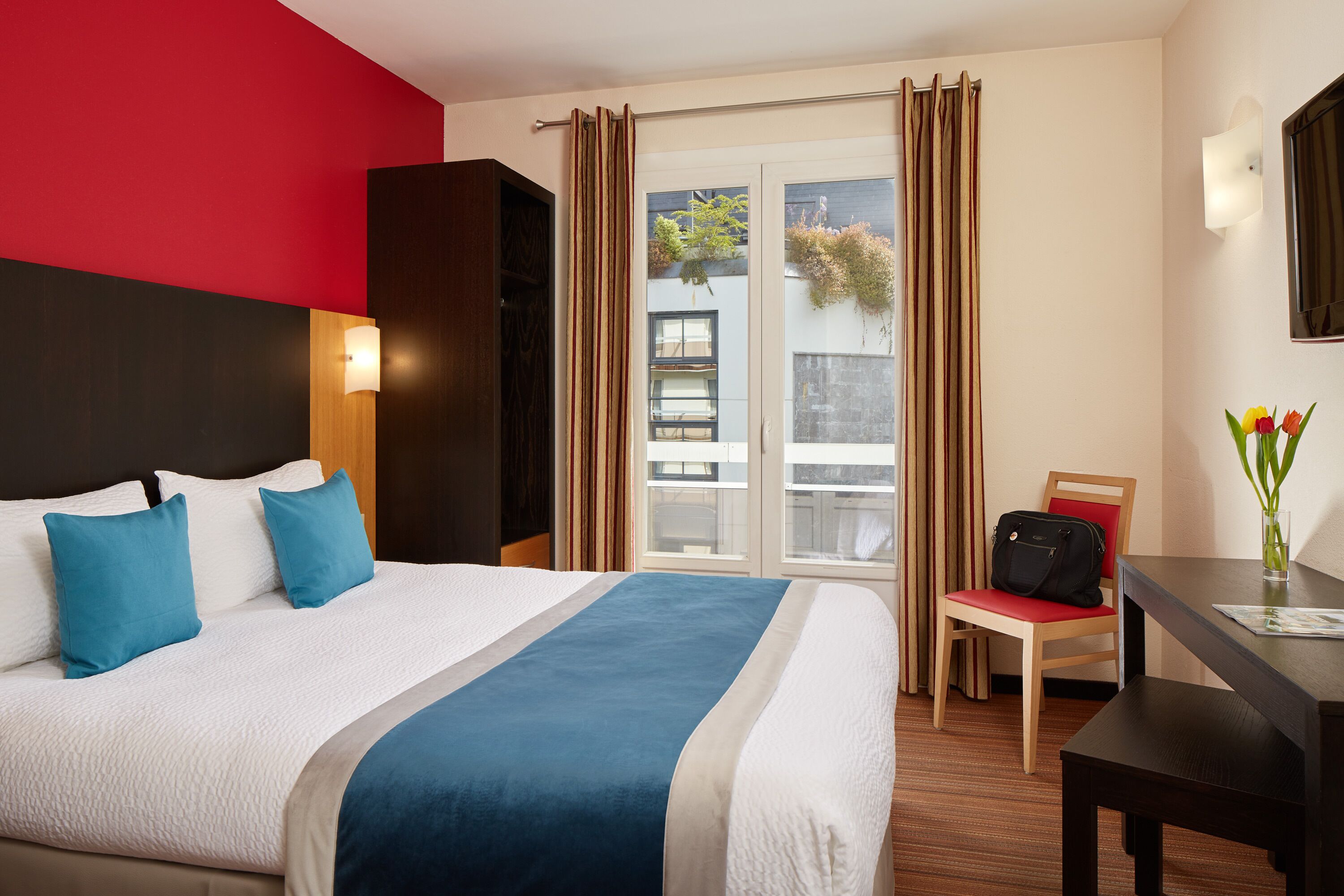 Premium bedding, in-room safe, desk, laptop workspace