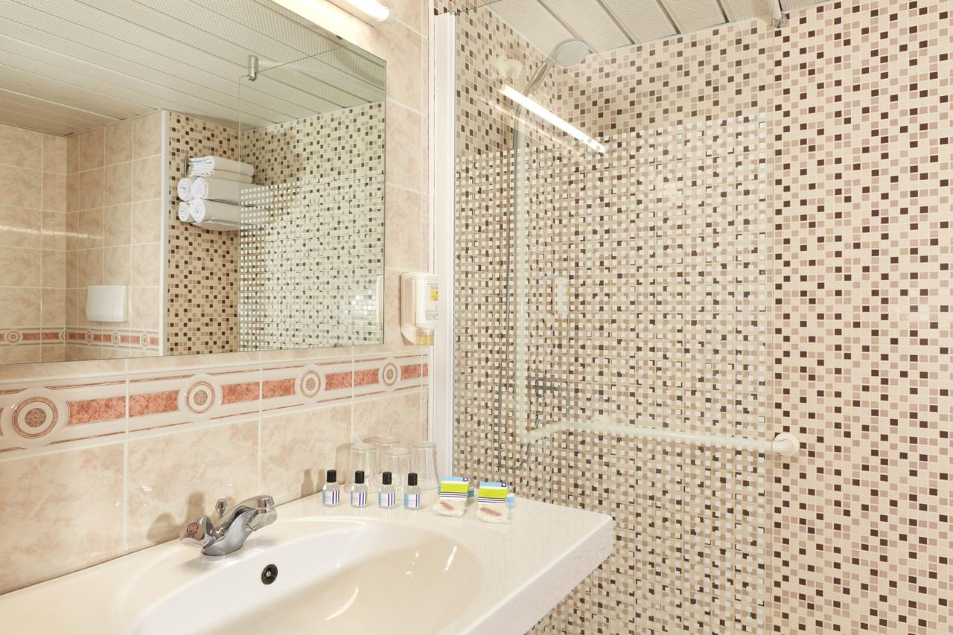 chambre pmr | bathroom | free toiletries, hair dryer, towels