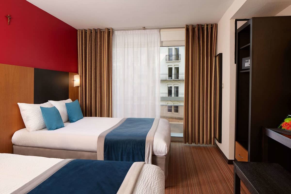 2 bedrooms, premium bedding, in-room safe, desk