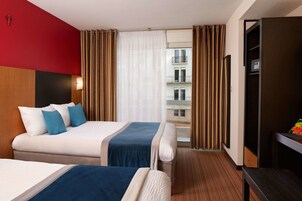 Kaliteli yatak takımı, odada kasa, masa 