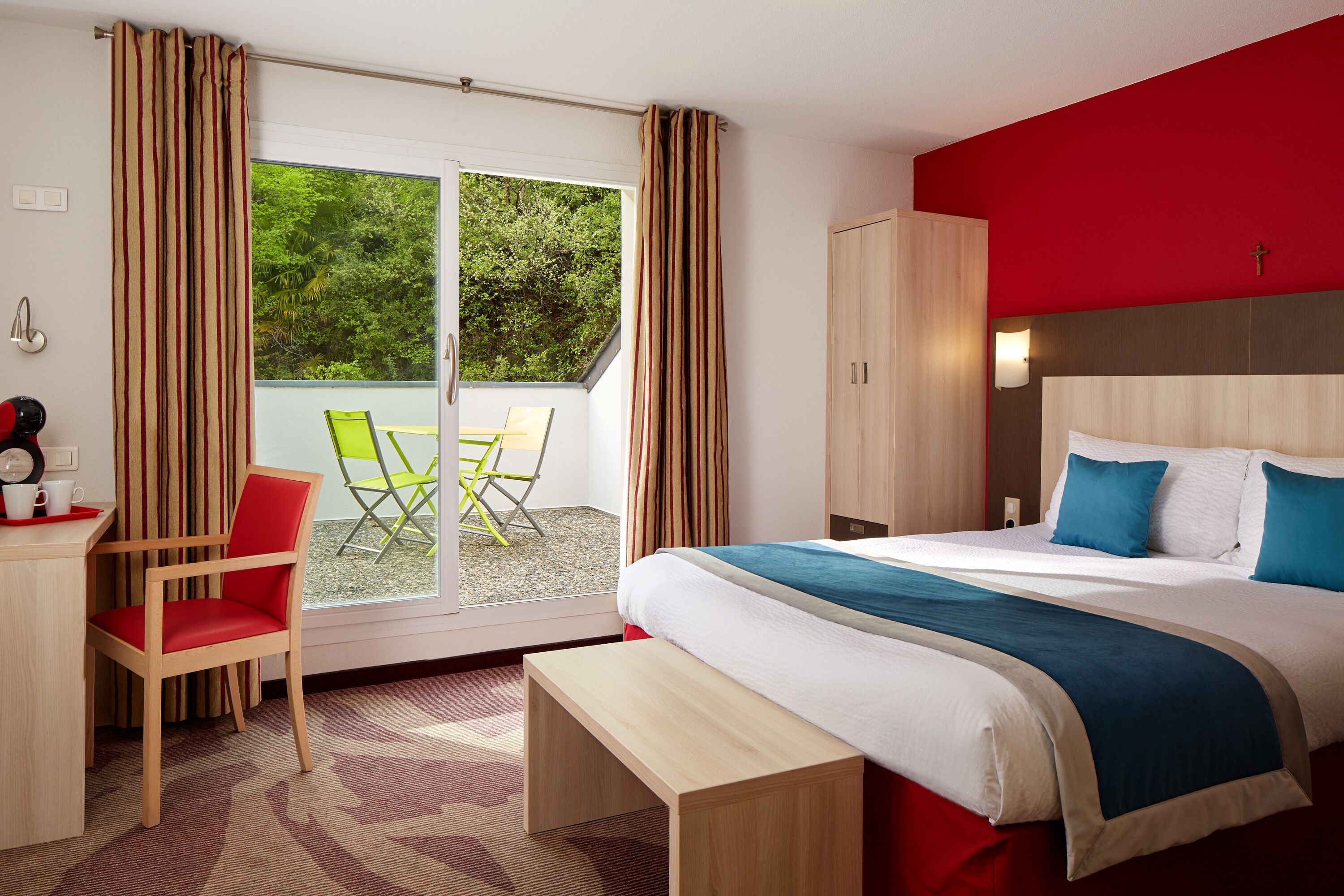 Premium bedding, in-room safe, desk, laptop workspace