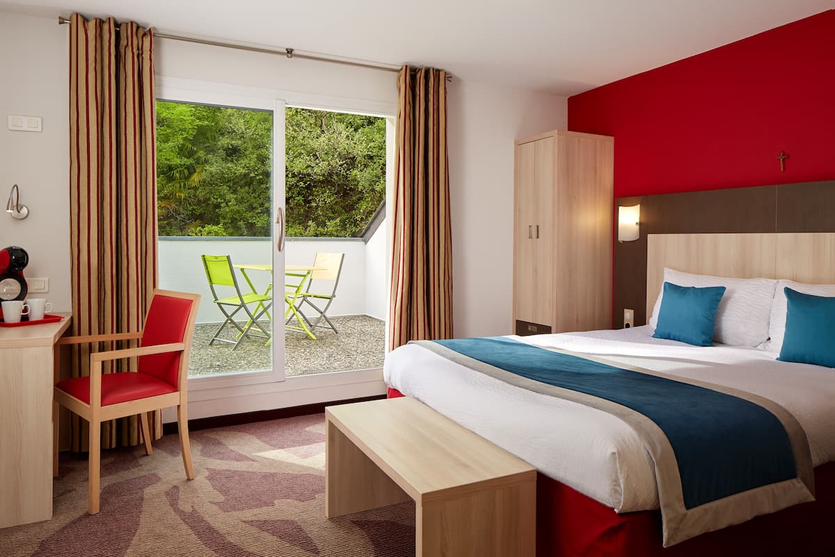 Premium bedding, in-room safe, desk, laptop workspace