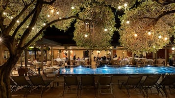 Se sirven desayunos y cocina regional (con vistas a la piscina)