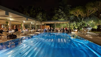 Piscina a l'aire lliure de temporada (horari: 08:00-19:30) i para-sols