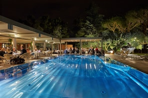 Außenpool (je nach Saison geöffnet), Sonnenschirme, Liegestühle