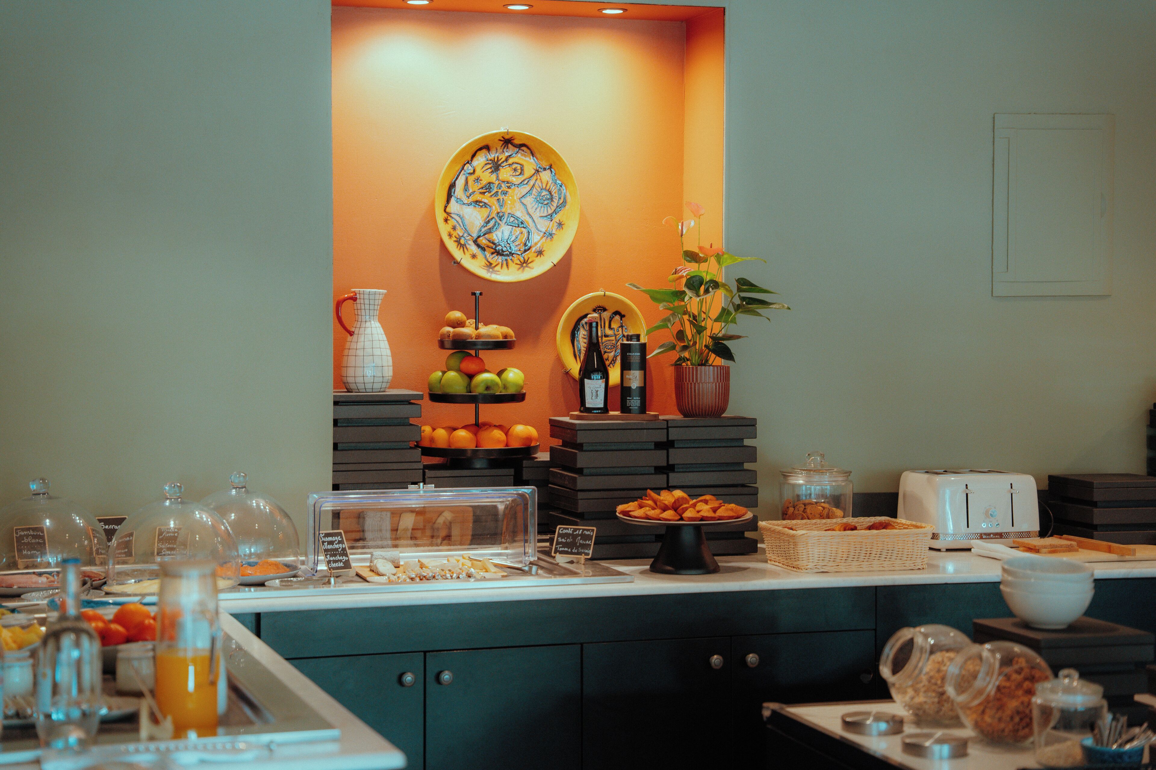 Buffet de l'esmorzar amb diferents plats i begudes.