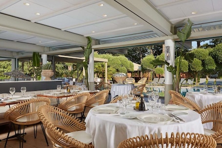 Breakfast, lunch, dinner served; Regional cuisine, pool views . La Villa Duflot Hôtel & Spa Perpignan