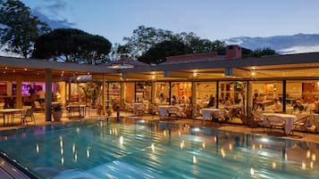 Piscine extérieure (ouverte en saison), parasols de plage