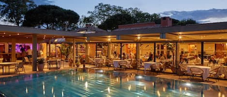 Seasonal outdoor pool, open 8:00 AM to 7:30 PM, pool umbrellas