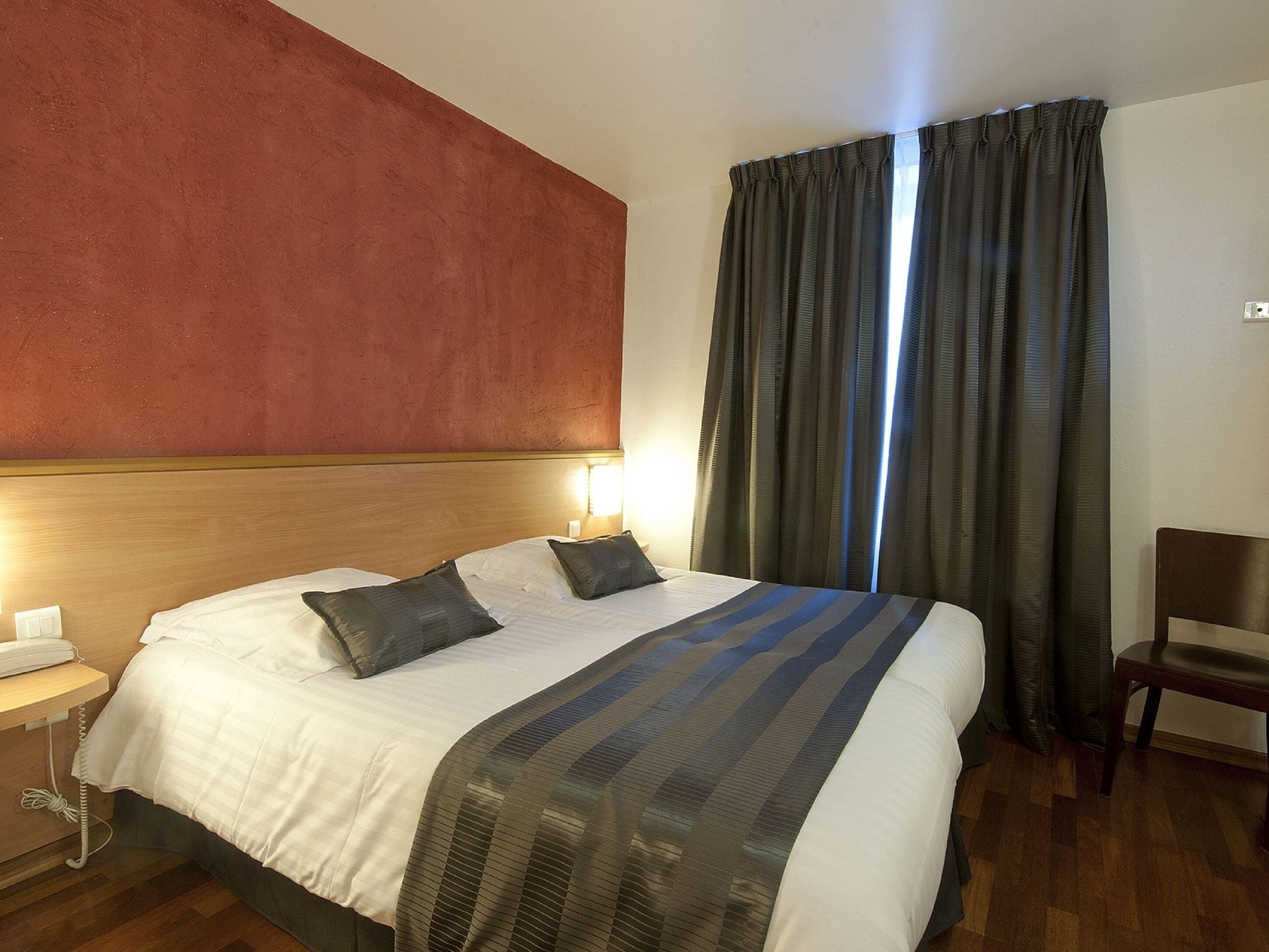 办公桌、隔音、免费 WiFi、床单