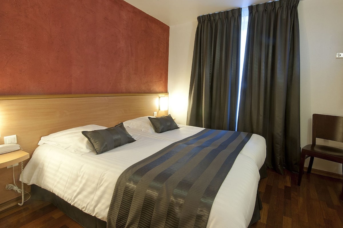 Escrivaninha, quartos à prova de som, Wi-Fi de cortesia, roupa de cama