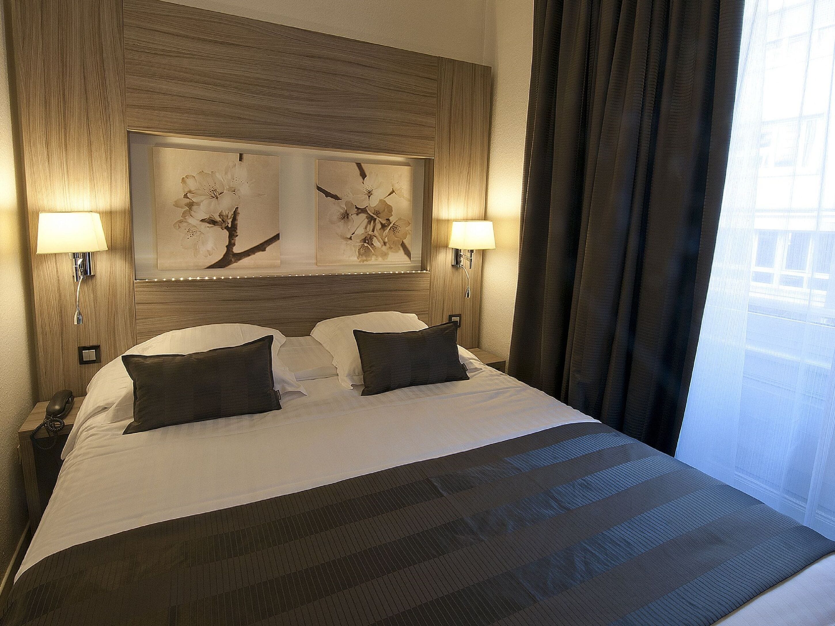 Desk, soundproofing, free WiFi, bed sheets