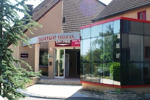 L’extérieur de l’hôtel Mercure, avec son entrée moderne en verre et un panneau indiquant l’entrée.
