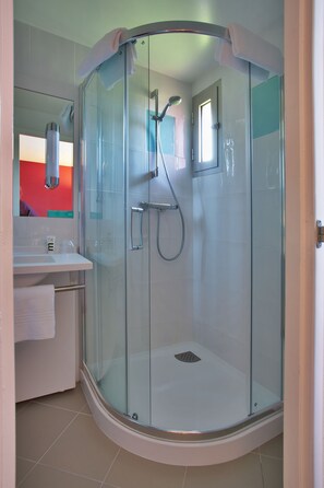 Bathroom shower - Mercure Luxeuil les Bains Hexagone (Luxeuil-les-Bains)
