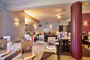 2 restaurants; breakfast, lunch, and dinner served