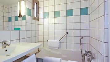 Ein Badezimmer mit einem weißen Waschbecken, Spiegel und einer Badewanne.