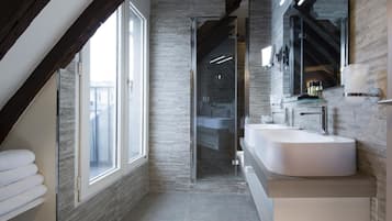 Deluxe-Doppelzimmer | Badezimmer | Dusche, Haartrockner, Handtücher