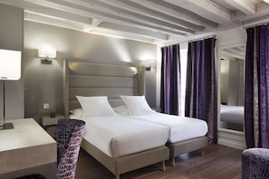Twin Room | Minibar, in-room safe, individually decorated, individually furnished - Hotel Jacques de Molay (Paris)