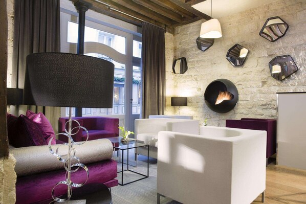 Lobby sitting area - Hotel Jacques de Molay (Paris)