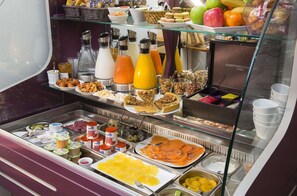 Desayuno buffet (EUR 13 por persona) 