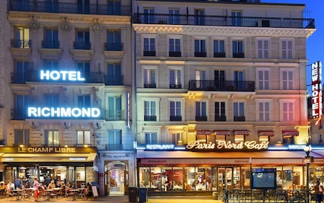 A hotel named 'HOTEL RICHMOND' with a cafe 'Paris Nord Cafe' and a restaurant 'RESTAURANT' on the ground floor.