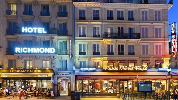 Un hotel chiamato 'HOTEL RICHMOND' con un caffè, 'Paris Nord Cafe', e un ristorante, 'RESTAURANT', al piano terra.