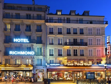 Front of property. New Hôtel Gare du Nord