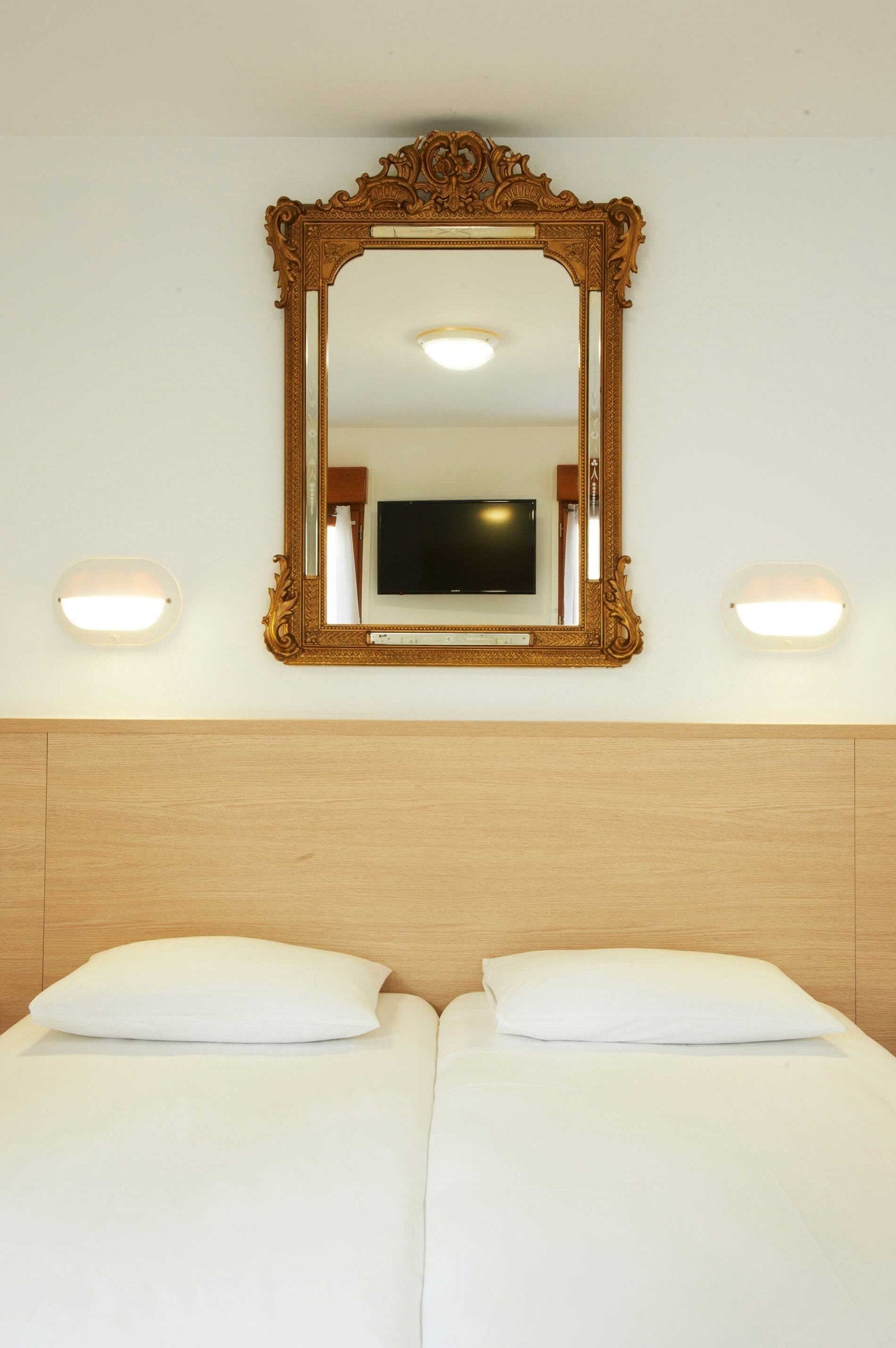 Standaard Twin kamer | Een kluis op de kamer, een bureau, verduisterende gordijnen