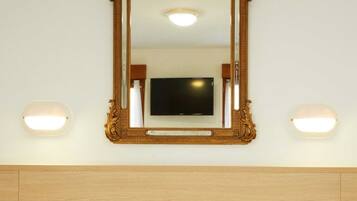 Standard Twin Room | In-room safe, desk, blackout curtains, soundproofing