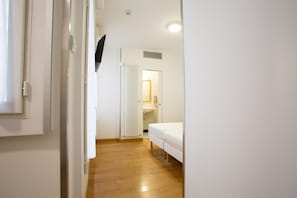 Standard-Zweibettzimmer | Zimmersafe, Schreibtisch, Verdunkelungsvorhänge, schallisolierte Zimmer