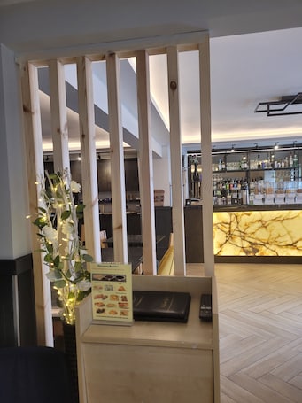 Daily continental breakfast for a fee. The Gatwick White House Hotel