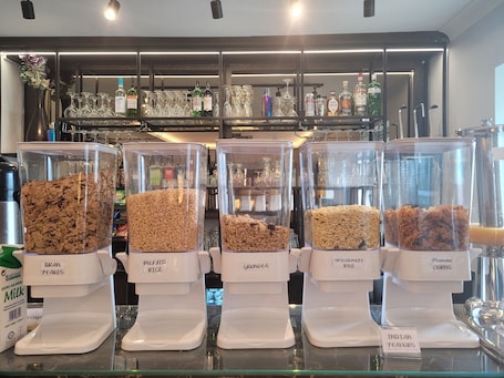 Daily continental breakfast (GBP 7.5 per person)