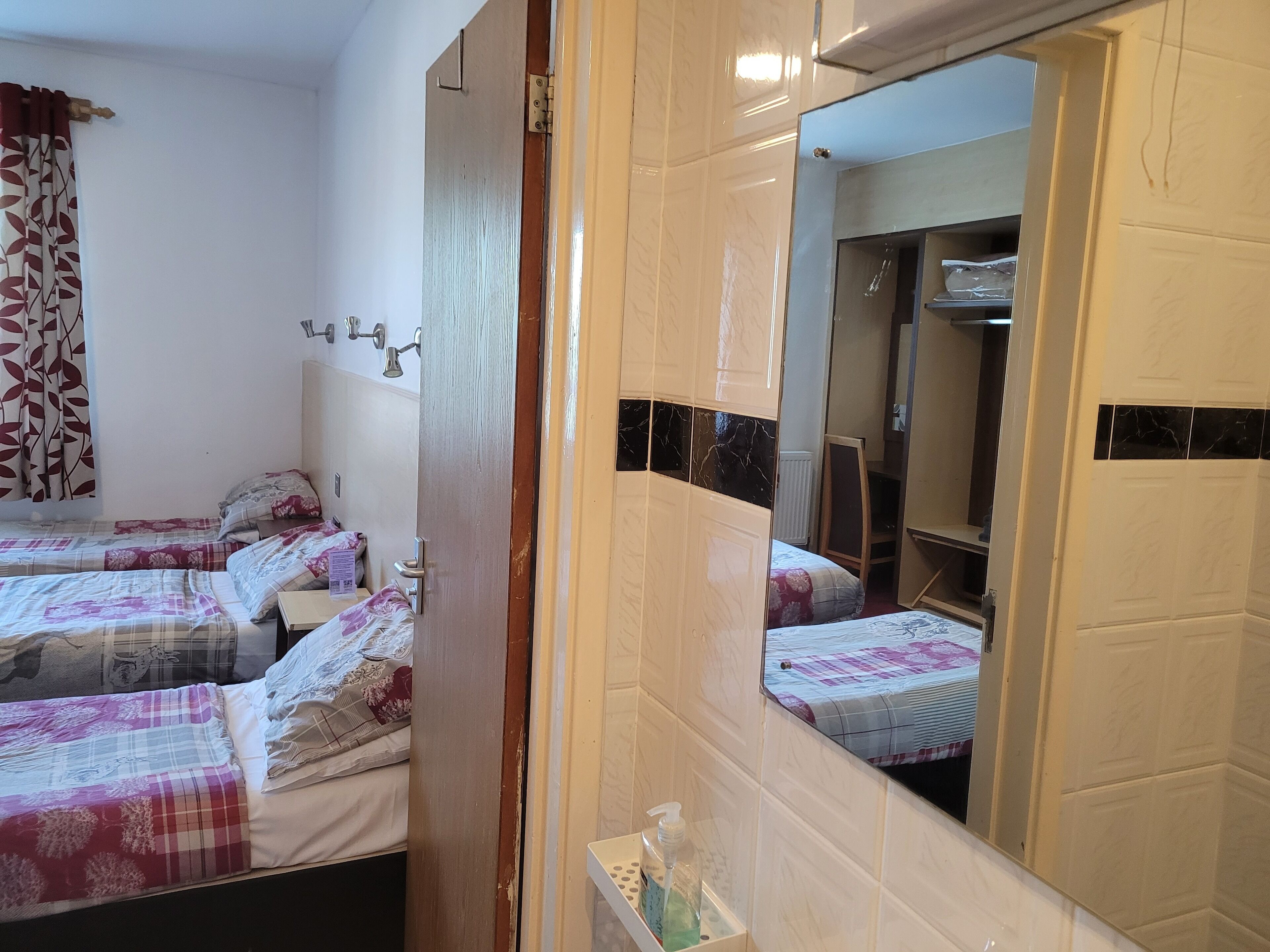 Photo - The Gatwick White House Hotel