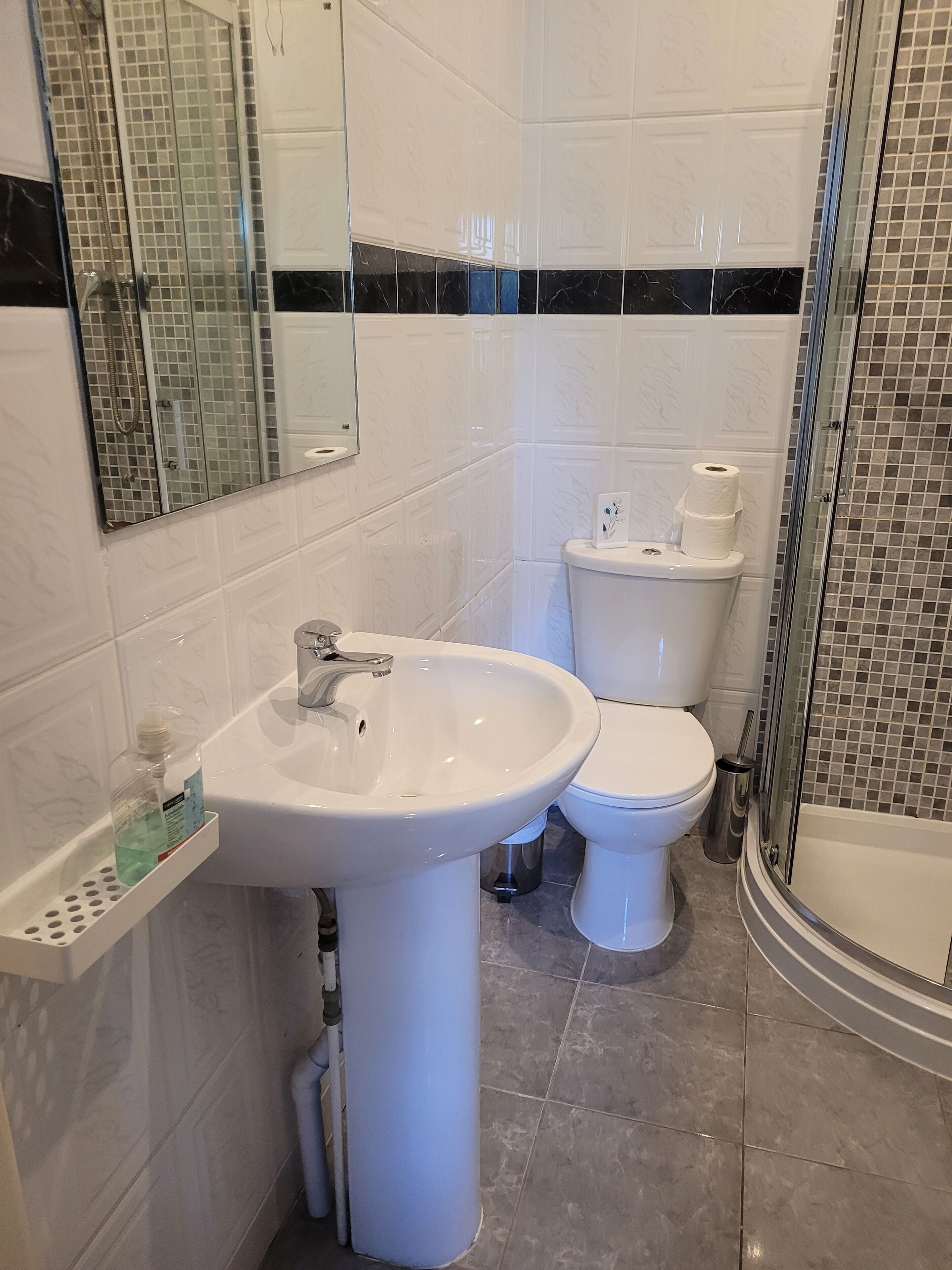 Photo - The Gatwick White House Hotel