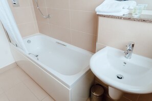 Habitación individual estándar | Baño | Secador de pelo y toallas
