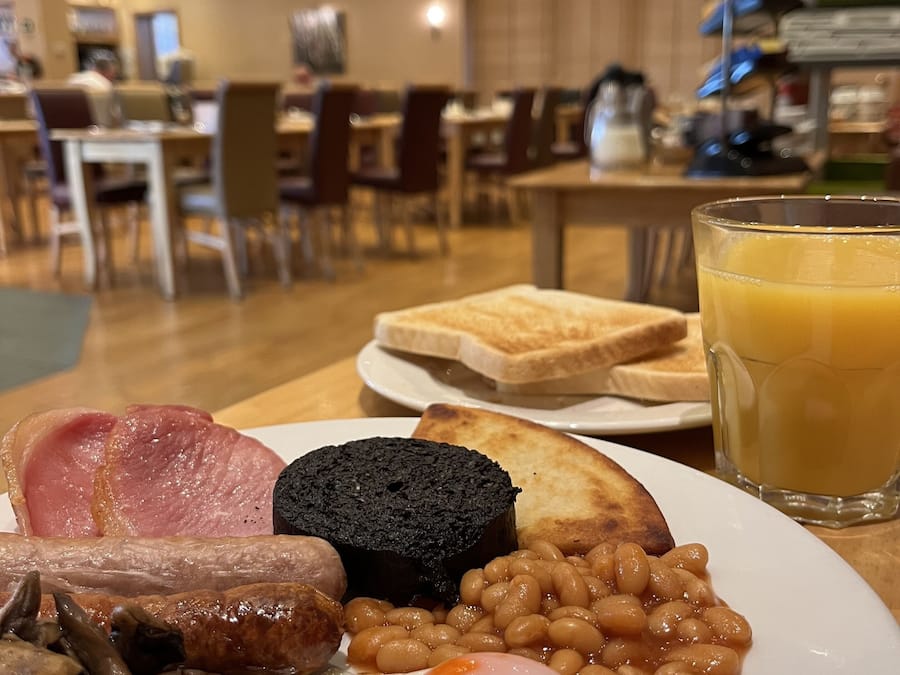 Frokost, lunsj og middag serveres, britiske retter