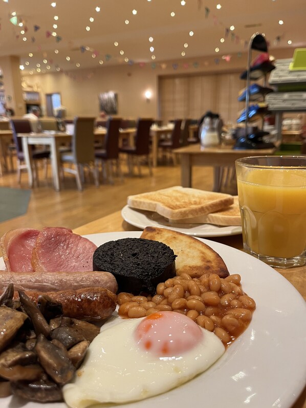 Se sirven desayunos, almuerzos y cenas; cocina británica