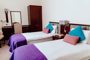 Escritorio, tabla de planchar con plancha, wifi gratis y ropa de cama 